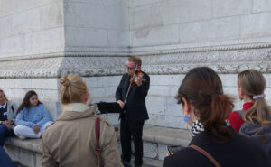 Jacques Gandard, violoniste en bas de l'arc de Triomphe